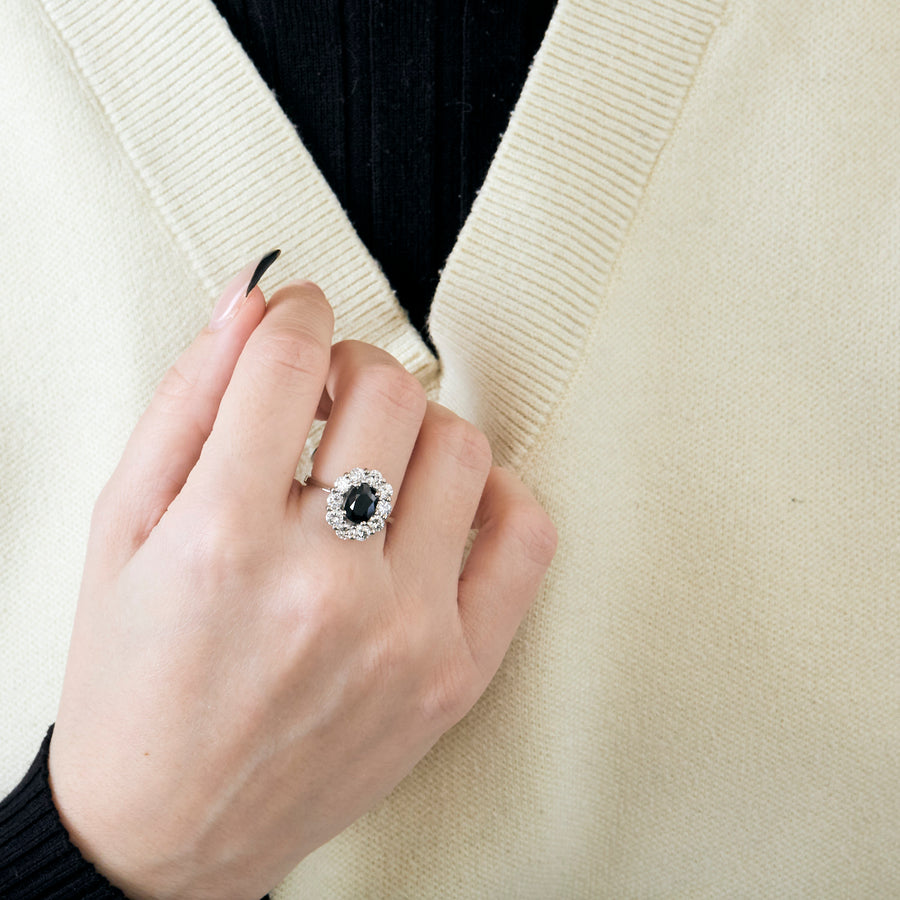 BAGUE MARGUERITE SAPHIR ET DIAMANTS.