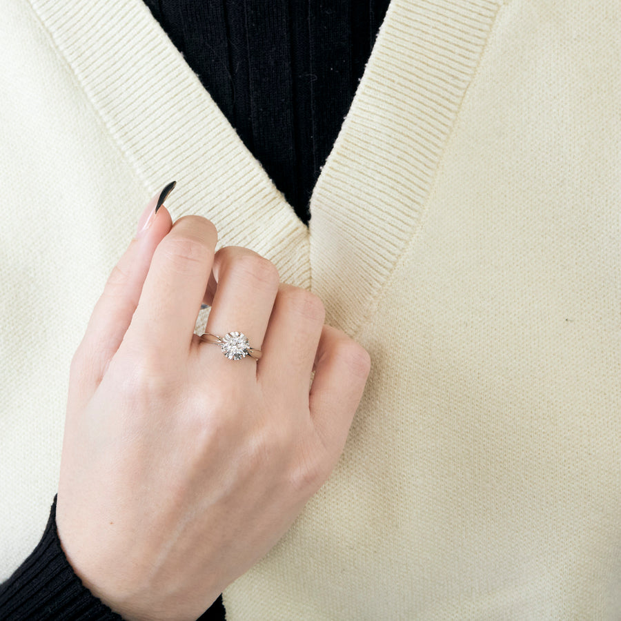 BAGUE SOLITAIRE OR BLANC ET DIAMANTS.