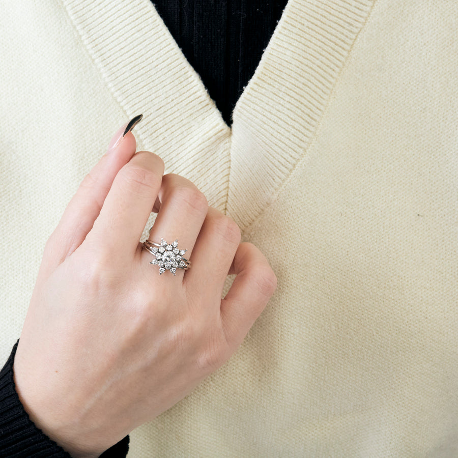 BAGUE ÉTOILE, OR BLANC ET DIAMANTS.