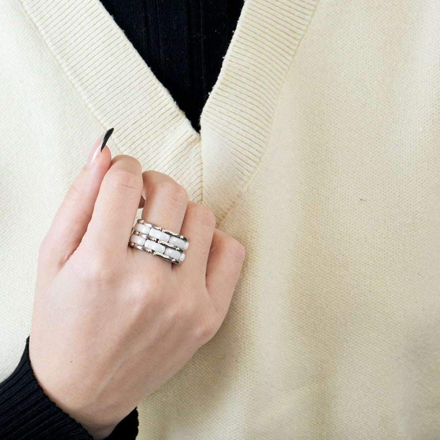 BAGUE CHANEL ULTRA, OR BLANC ET CERAMIQUE.