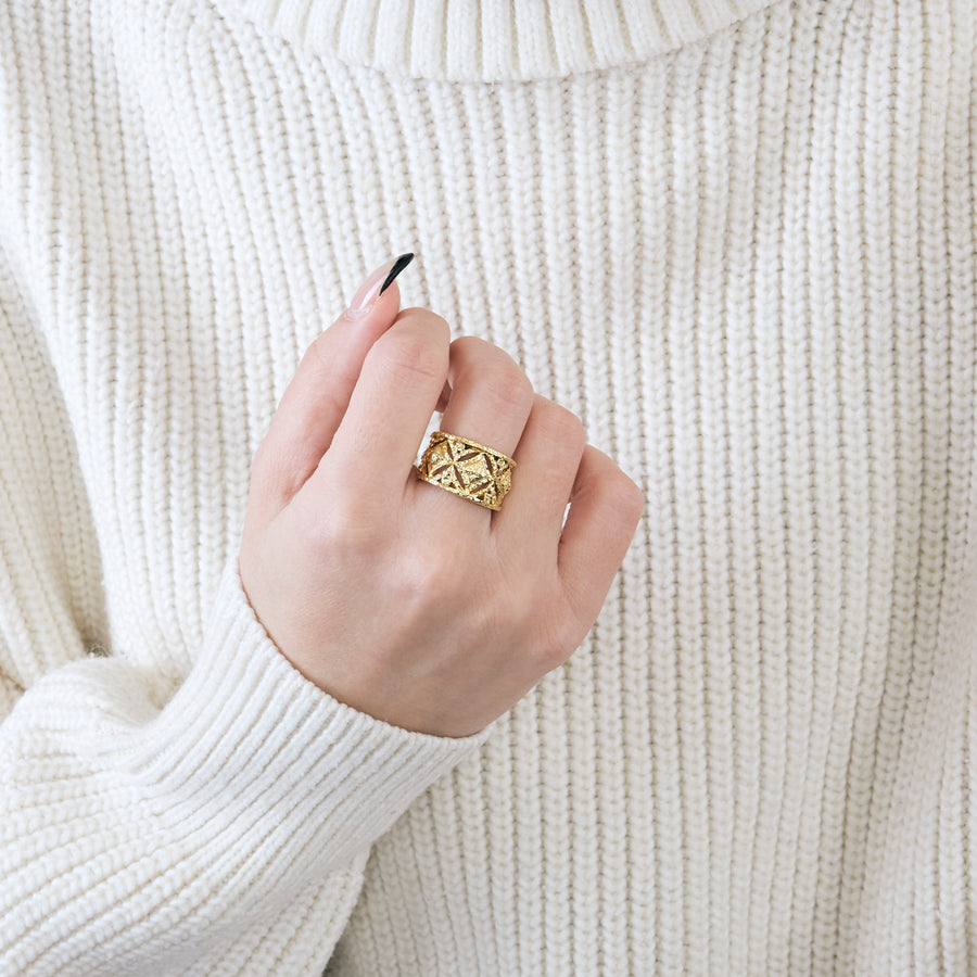 BAGUE AJOURÉE OR JAUNE.