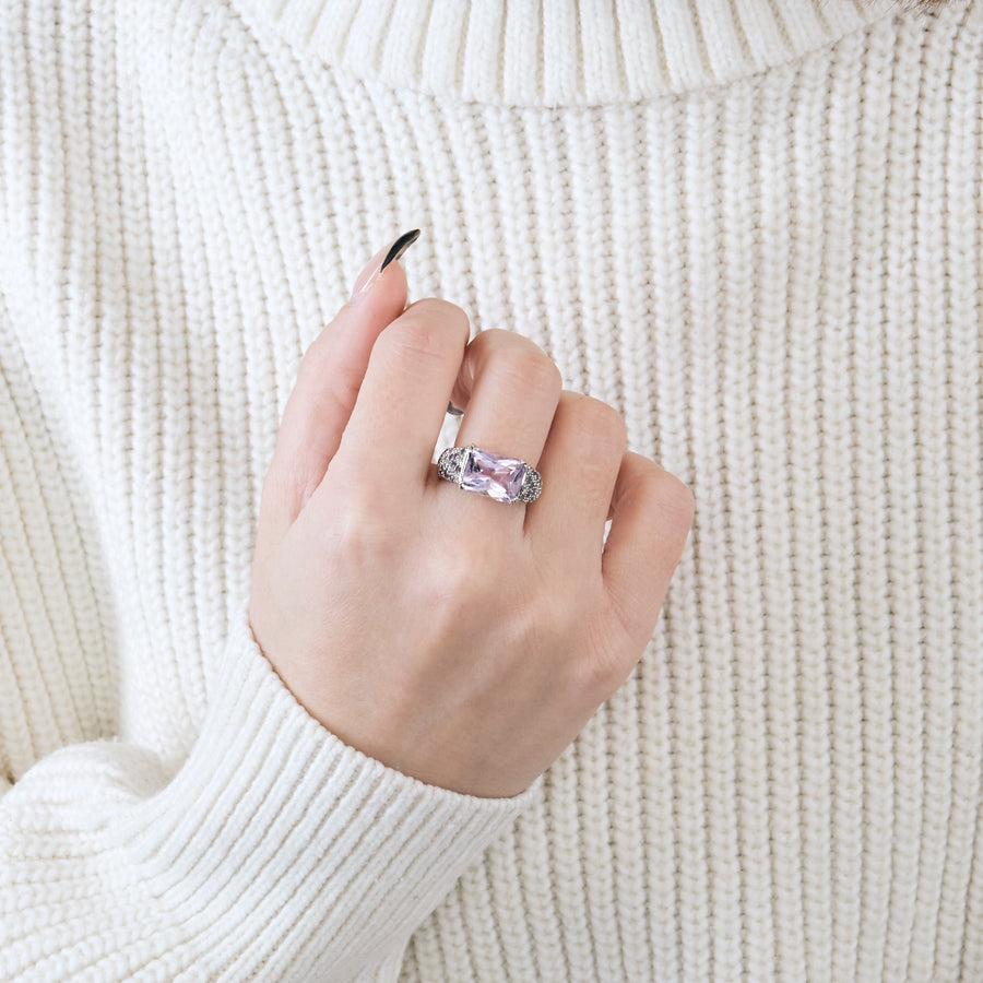 BAGUE OR BLANC, AMÉTHYSTE ET DIAMANTS.