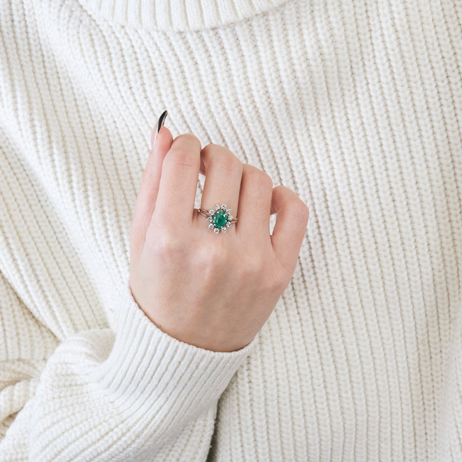 BAGUE MARGUERITE, OR JAUNE EMERAUDE ET DIAMANTS.