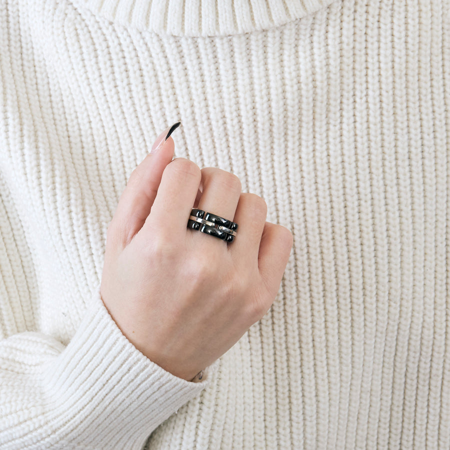 BAGUE CHANEL ULTRA, OR BLANC ET CERAMIQUE NOIRE.