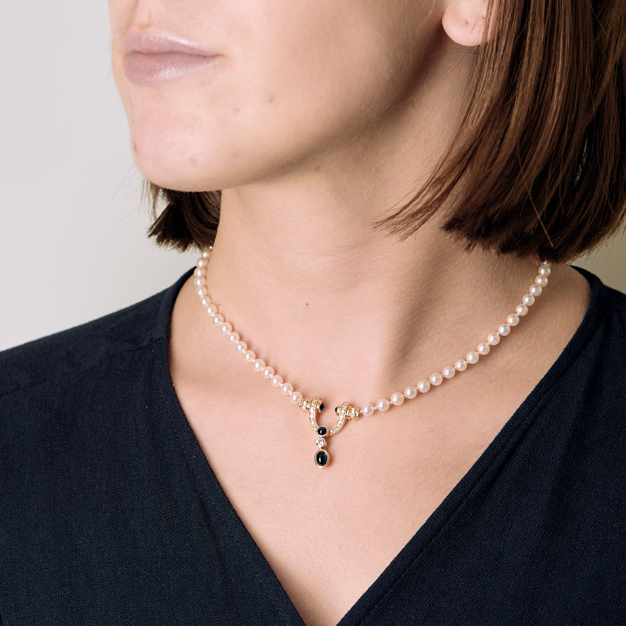 COLLIER DE PERLES, OR DIAMANTS ET SAPHIRS