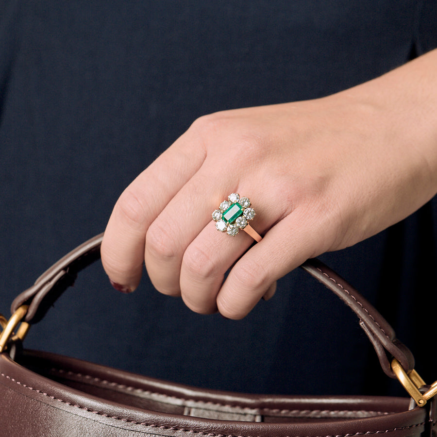 BAGUE MARGUERITE OR JAUNE, EMERAUDE ET DIAMANTS