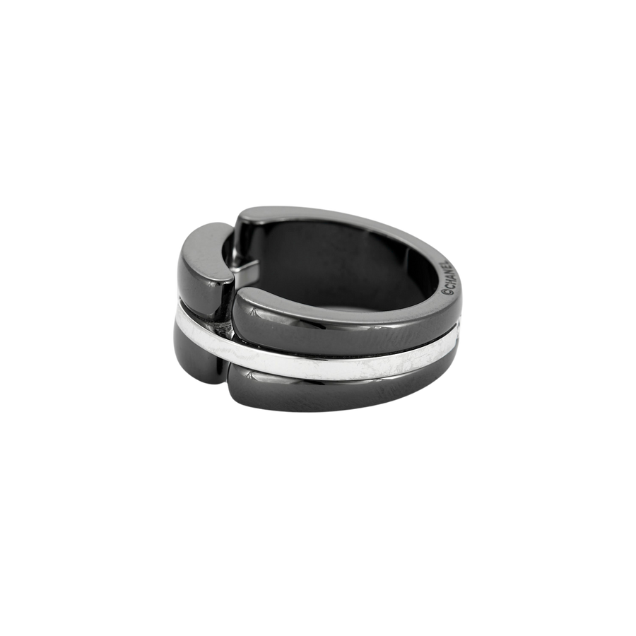 BAGUE CHANEL ULTRA, OR BLANC ET CERAMIQUE NOIRE.