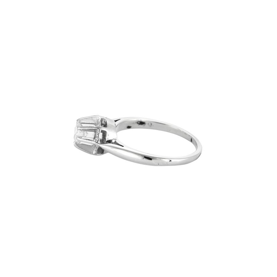 BAGUE SOLITAIRE OR BLANC ET DIAMANTS.